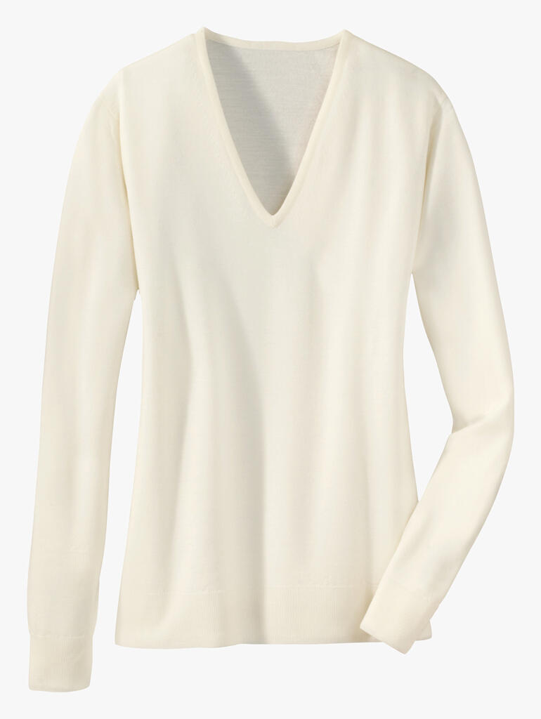 Heller Handtaschen-Pulli mit V-Ausschnitt auf weißem Hintergrund.