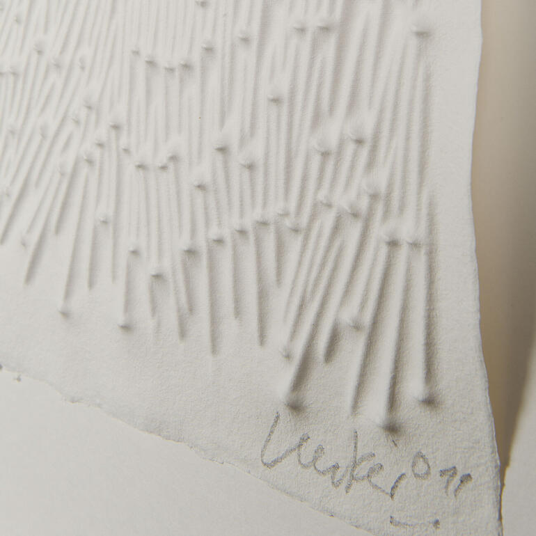 Detailaufnahme einer skulpturalen Arbeit von Günther Uecker, mit zahlreichen kleinen Erhebungen.