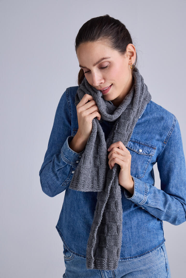 Frau trägt grauen Merino-Kaschmir-Schal.