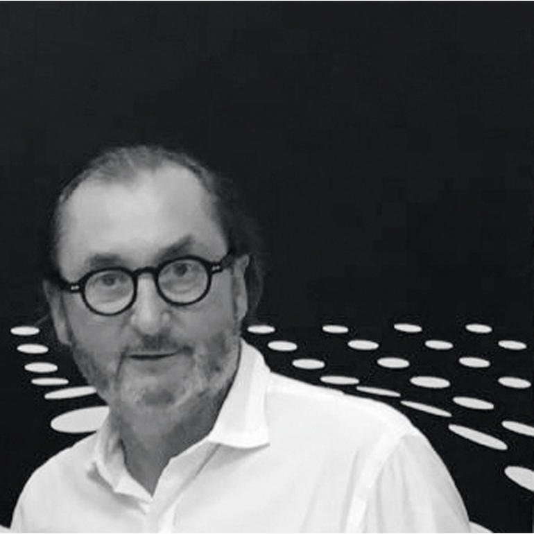 Janos Schaab Schwarz-weiß-Porträt von Janos Schaab vor einem grafischen Hintergrund.