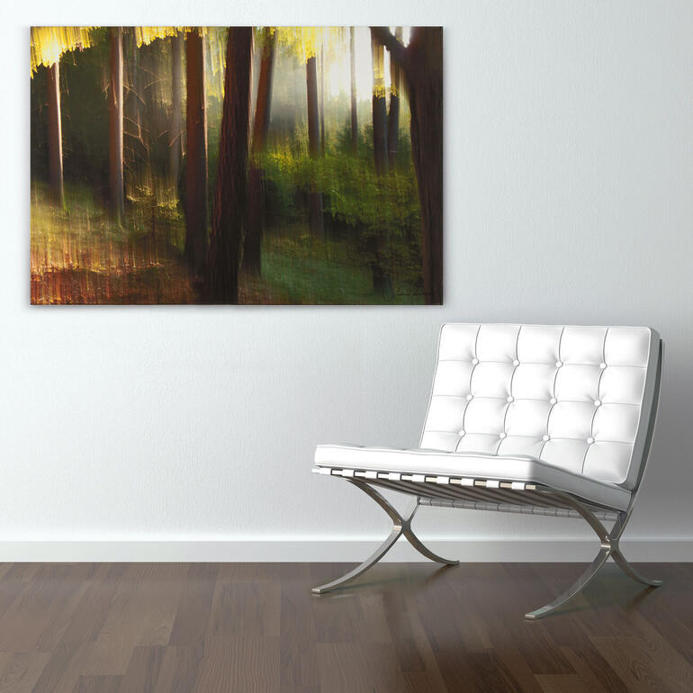 Die lichtdurchflutete Waldlandschaft verleiht Ihrem Raum Tiefe. Moderne weiße Sitzgelegenheit vor einem Bild eines Waldes an der Wand.