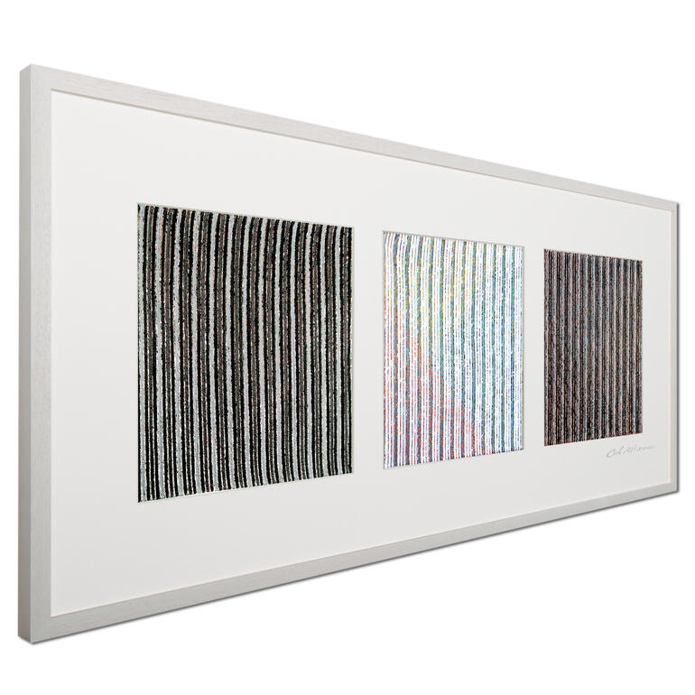 Betrachten Sie das Werk von links: Sie sehen ein schwarz-weiß-schwarzes Linienraster. Drei monochrome Quadrate in Schwarz, Weiß und Grau.