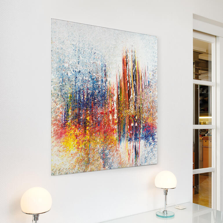 Großes abstraktes Kunstwerk von Benno Werth an einer Wand.