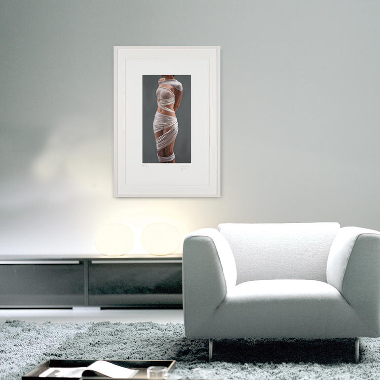 Ästhetische Präsenz für ein stilvolles Ambiente. Rahmenbild mit einer stehenden Figur in Tüchern.