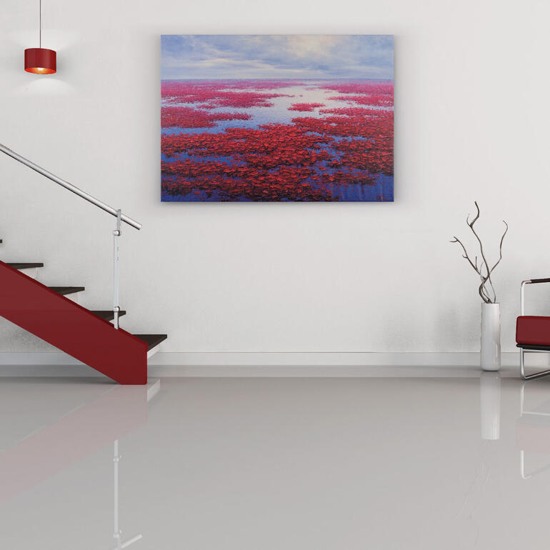 Ein Farbenmeer, das Ihrem Raum mehr Tiefe verleiht. Pei Lian Zhi – far away, rotes Seerosenbild an einer Wand in einem modernen Raum.