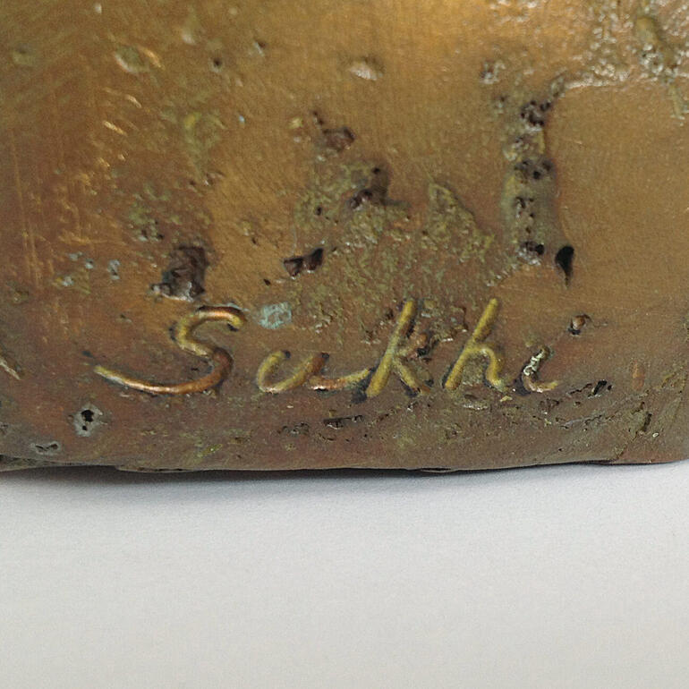Unterschrift von Sukhi Barber auf der Basis der Skulptur, elegant eingraviert.