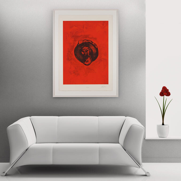 Das seltene Zusammenspiel dreier Techniken macht das ausdrucksstarke Werk besonders wertvoll. Otto Piene – Träne, rotes künstlerisches Werk an einer weißen Wand über einem modernen Sofa.