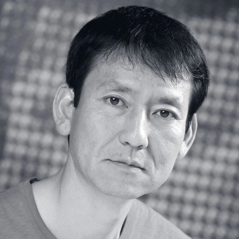 Kim Dong-Yoo Kim Dong-Yoo, Porträtfoto in Schwarz-Weiß.