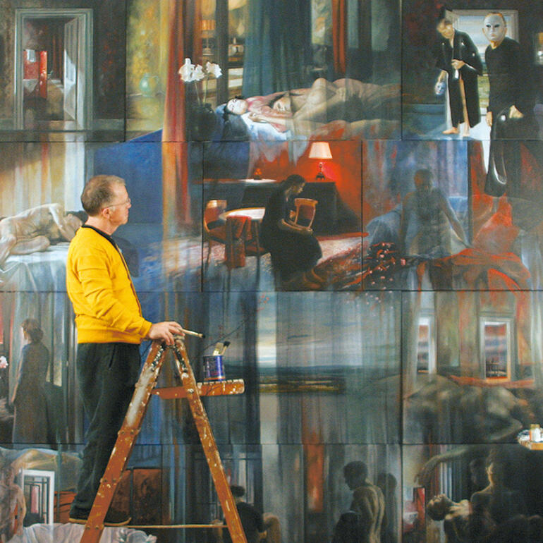 Der Künstler in seinem Atelier. Henning von Gierke, der an einem großen Bild arbeitet, auf einer Leiter stehend.
