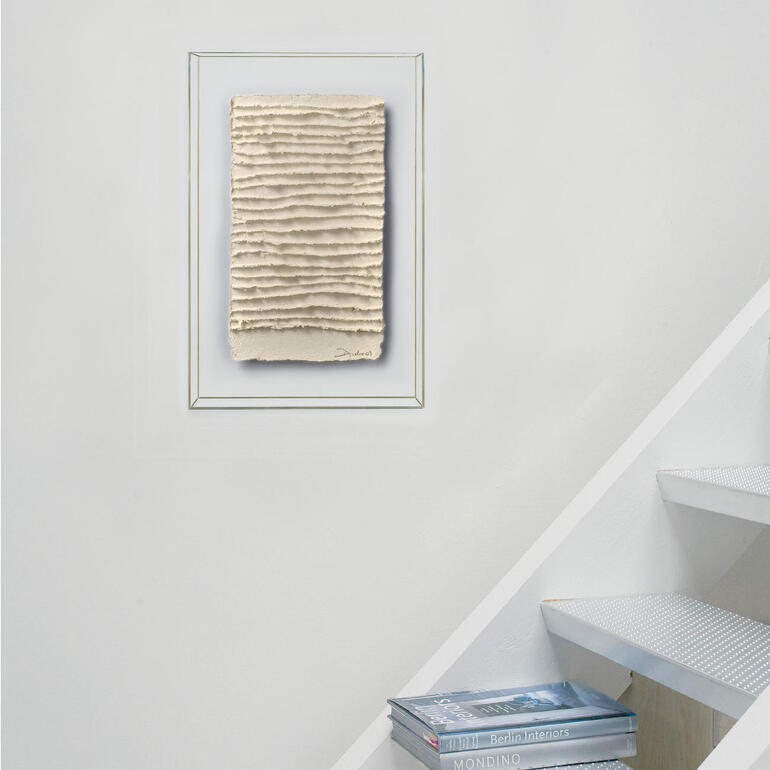 Das Unikat beeindruckt durch seine lineare Struktur und ungewöhnliche Dreidimensionalität. Reliefskulptur an der Wand mit gewellten Linien, umgeben von einer Lichtquelle.