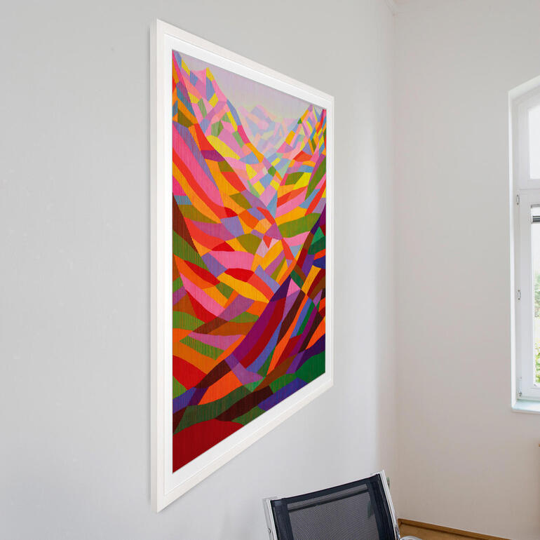 Betrachten Sie das Bild von links: Sie sehen Berghänge in leuchtender intensiver Farbe. Buntes abstraktes Gemälde mit geometrischen Formen an einer Wand.