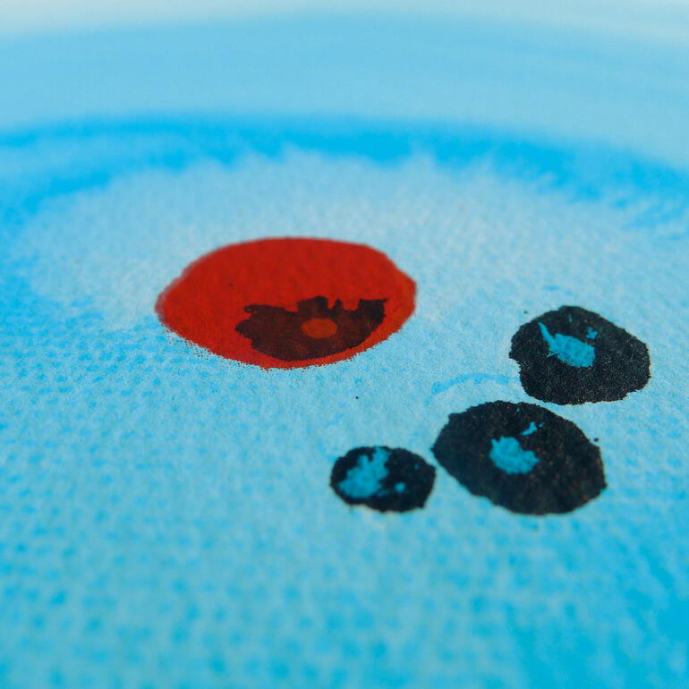 Jedes Unikat von der Künstlerin handübermalt. Nahaufnahme von blauen und roten Farbkreisen auf Aquarellpapier.