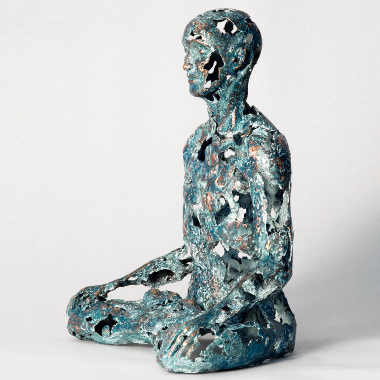 Auch die Seitenansicht weist formvollendete Rundungen auf. Skulptur von Sukhi Barber, die einen sitzenden menschlichen Körper darstellt