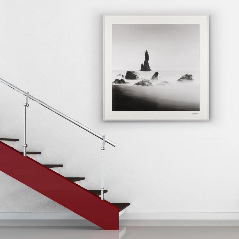 Mystische Präsenz für ein stilvolles Ambiente. Schwarz-weiß-Fotografie eines Felsens über Treppe
