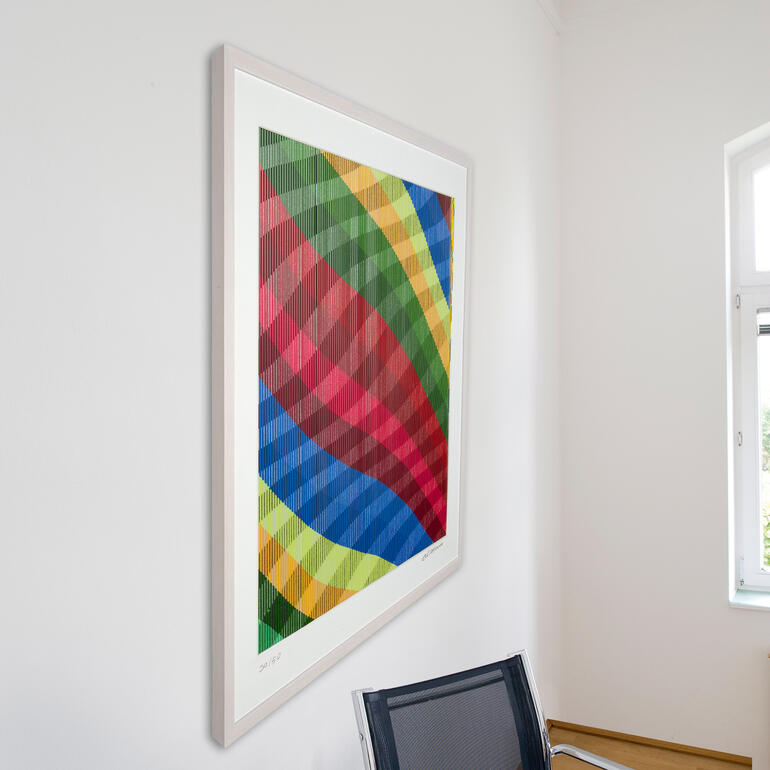 Die Technik von Antonio Marra lässt das Werk aus jeder Perspektive anders erscheinen. Abstraktes Kunstwerk von Antonio Marra, rahmenlos an einer weißen Wand.