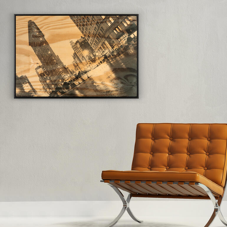 Das berühmteste Eckhaus der Welt für ein stilvolles Ambiente. Rahmen mit dem Bild des Flatiron-Gebäudes an einer Wand über einem modernen Sessel.