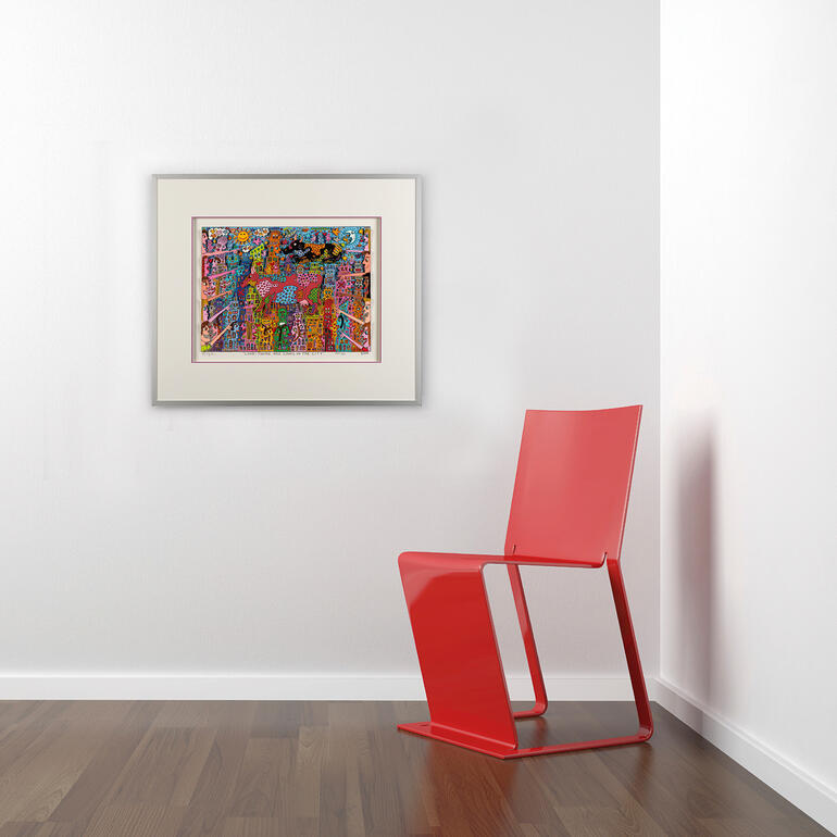 Leerer Raum mit roten Stühlen und einem bunten Kunstwerk an der Wand.