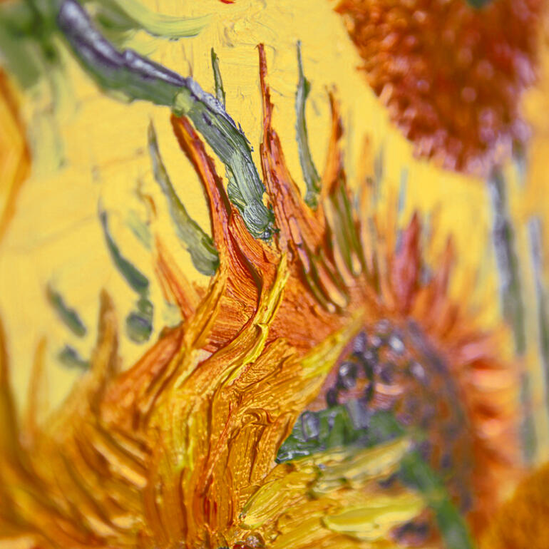 Nahaufnahme einer Sonnenblume mit lebendigen Farben und Struktur.