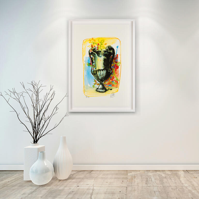 Vase mit buntem, künstlerischem Design von Markus Lüpertz an einer Wand.
