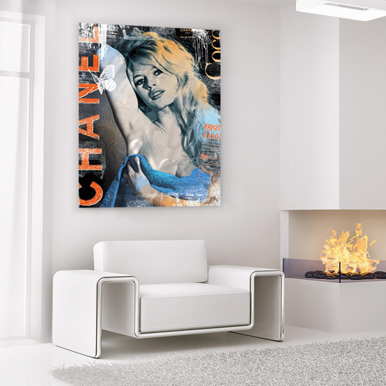 Das seltene Zusammenspiel dreier Techniken auf gebürstetem Aluminium macht das ausdrucksstarke Werk besonders wertvoll. Brigitte Bardot Gemälde in einem modernen Wohnraum neben einem Feuer.