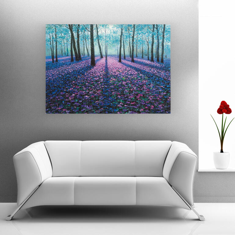 Ein Farbenmeer, das Ihrem Raum mehr Tiefe verleiht. Lebendiger Wald mit blühenden Blumen in einer blauen und lila Farbpalette.