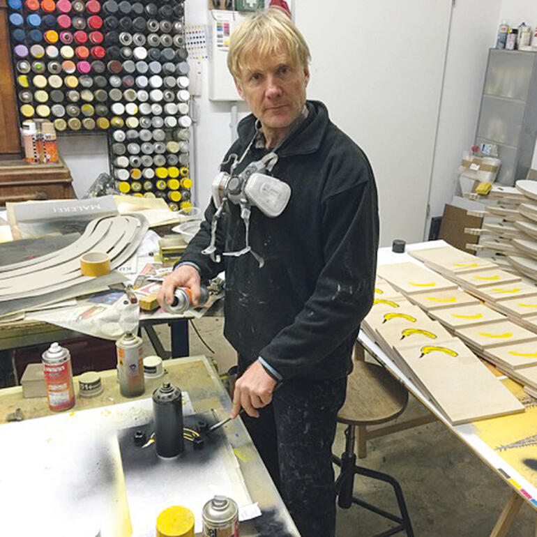 Thomas Baumgärtel Thomas Baumgärtel in seinem Atelier, sprüht auf eine Leinwand.