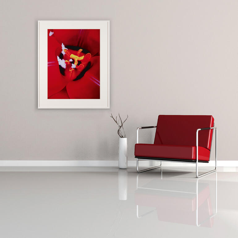 Kunst für Museen, für renommierte Sammlungen und für Ihr Zuhause. Gerahmtes Kunstwerk hängt an der Wand über einem roten Sessel.