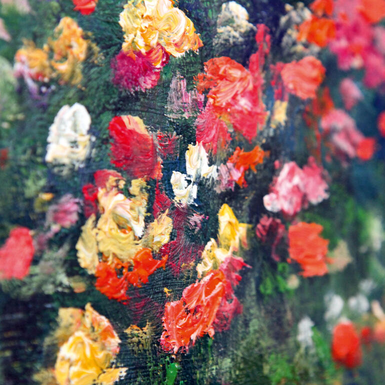 Detail Detailansicht eines Gemäldes mit bunten Blumen in lebendigen Farben.