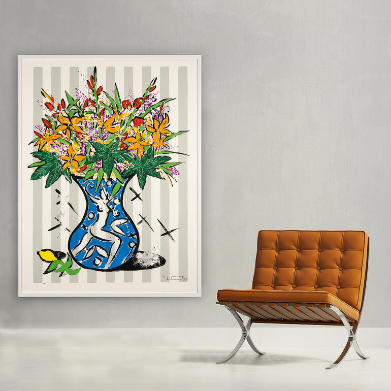 Ein großformatiger Szczesny, wie er charakteristischer nicht sein könnte. Große farbenfrohe Vase mit Blumen, die an einer Wand hängt.