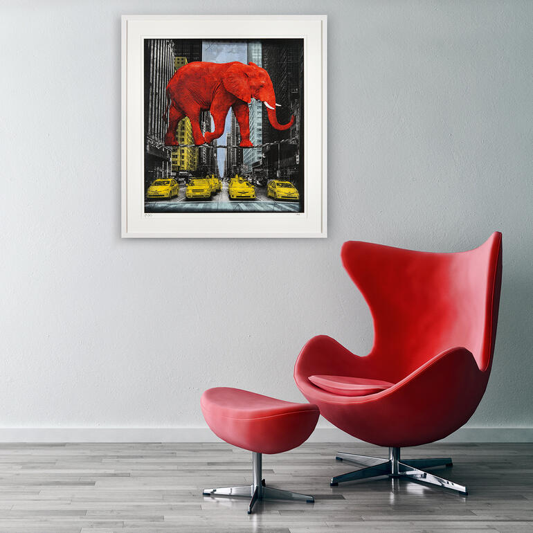 Lars Tunebo – High in New York Großes rotes Elefant in einer lebhaften Stadtlandschaft.
