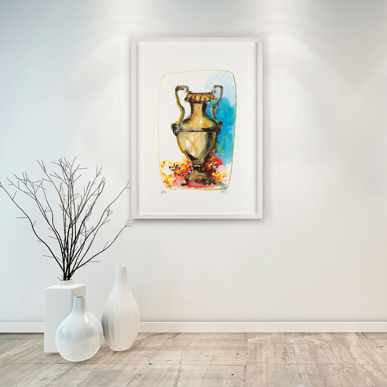 Unverkennbar Lüpertz – es gibt nichts Vergleichbares auf dem Kunstmarkt. Vase in modernem Raum auf einem Regal, umgeben von minimalistischer Dekoration.