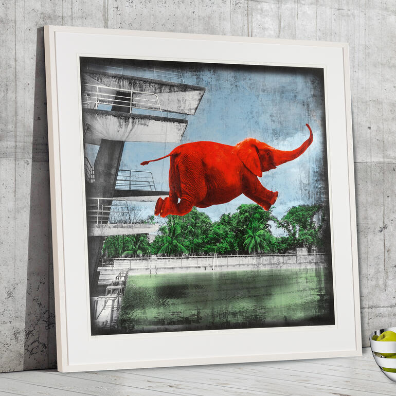 Lars Tunebo – Belly Flop Ein roter Elefant springt von einem Gebäude über einen Pool