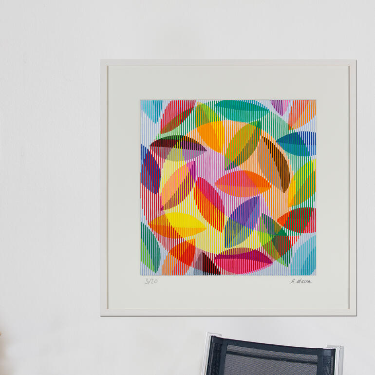 Farbenfrohes, abstraktes Wandbild mit Blattmotiven in lebendigen Farben.