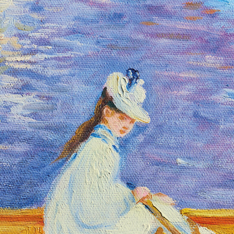 Detail Nahaufnahme einer Frau in weißer Kleidung, die auf dem Boot sitzt