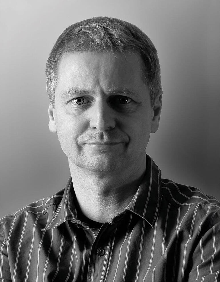 Andreas Lutherer Porträt eines Mannes mit seriösem Ausdruck in schwarz-weiß
