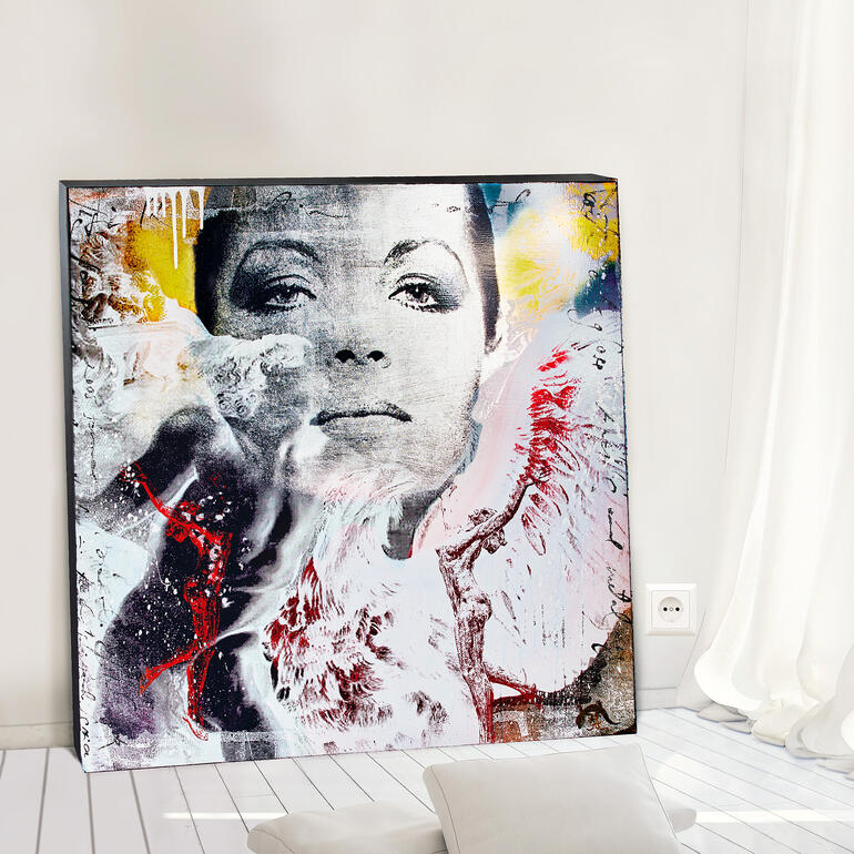 Devin Miles – David Fertiges Kunstwerk einer Frau, das an einer Wand in einem hellen Raum hängt.