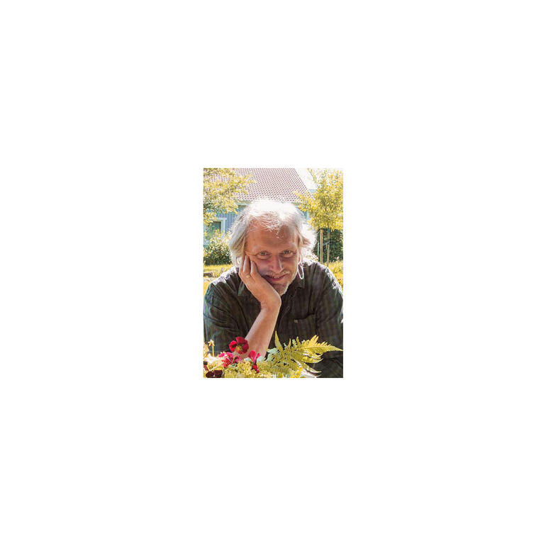 Michael Lauterjung Mann mit grauen Haaren, der nachdenklich an einem Tisch sitzt.