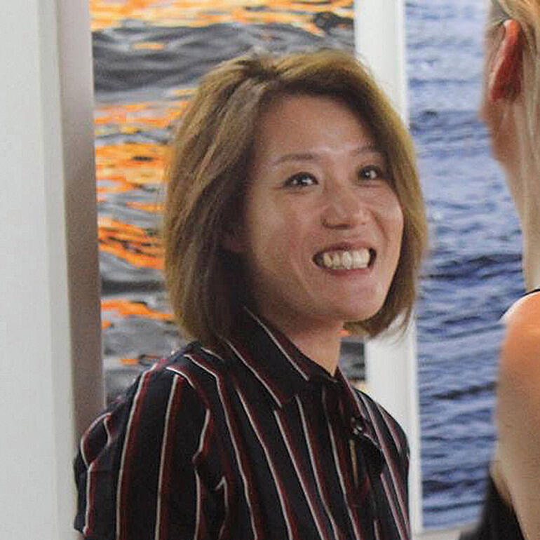 Eun Jung Seo-Zimmermann Eun Jung Seo-Zimmermann lächelt in einer Kunstumgebung.