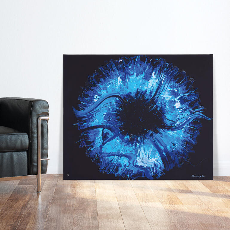 Farbenfrohes Gemälde in Blau mit spiralförmigem Muster auf schwarzem Hintergrund.