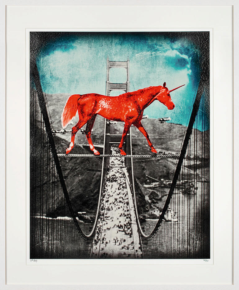 Ein rotes Einhorn geht auf einer Brücke über eine Stadtlandschaft