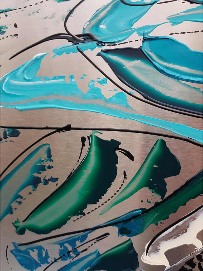 Jedes Exemplar wird zu 100 % von Künstlerhand haptisch gemalt. Detailaufnahme von Farbschichten auf dem Kunstwerk 'Anastasia' von Paul La Poutré.