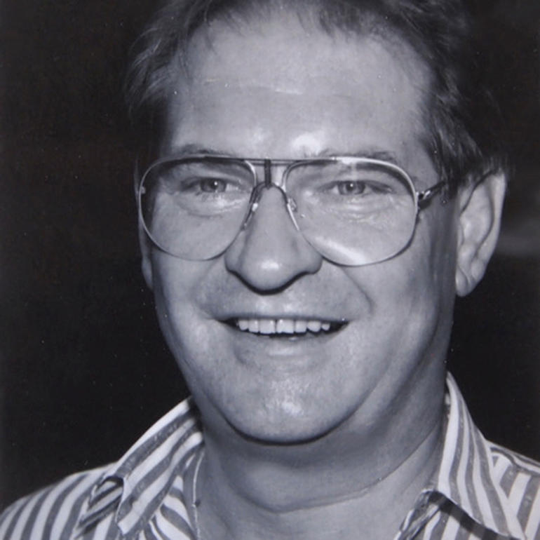 Günther Czarnetta Älterer Mann mit Brille lächelt in die Kamera.