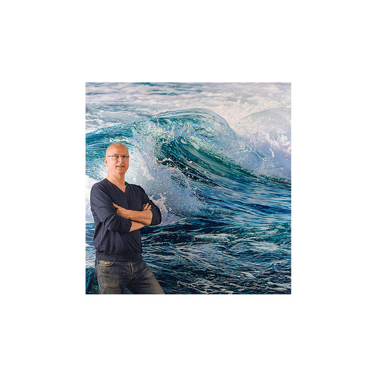 Jean-Pierre Kunkel Jean-Pierre Kunkel posiert vor einer Welle.