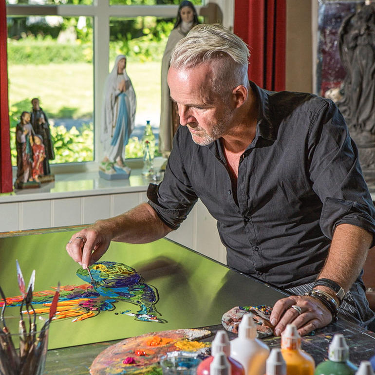 Paul La Poutré Der Künstler Paul La Poutré malt in seinem Atelier.