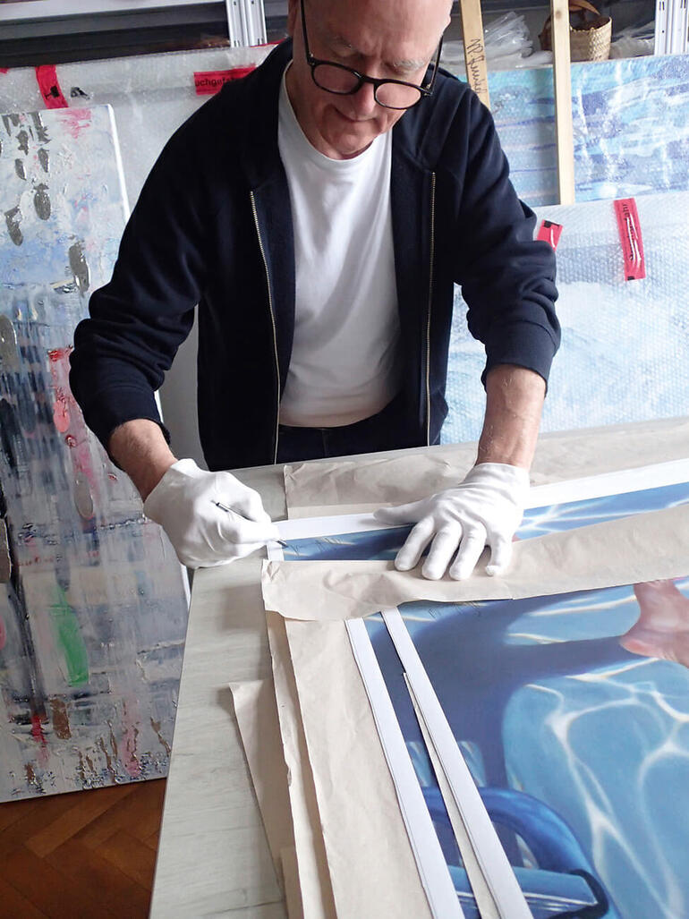 Jean-Pierre Kunkel Künstler arbeitet an der Montage eines Kunstwerks mit weißen Handschuhen.
