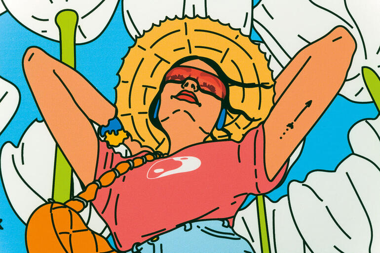 Nahaufnahme einer Person mit Sonnenhut und entspannter Pose unter Blumen.