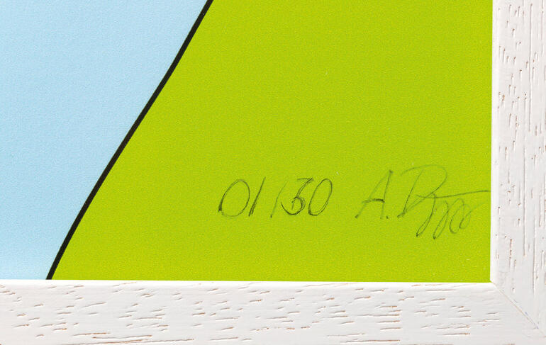 Signatur und Nummerierung auf dem Rahmen eines Kunstwerks.