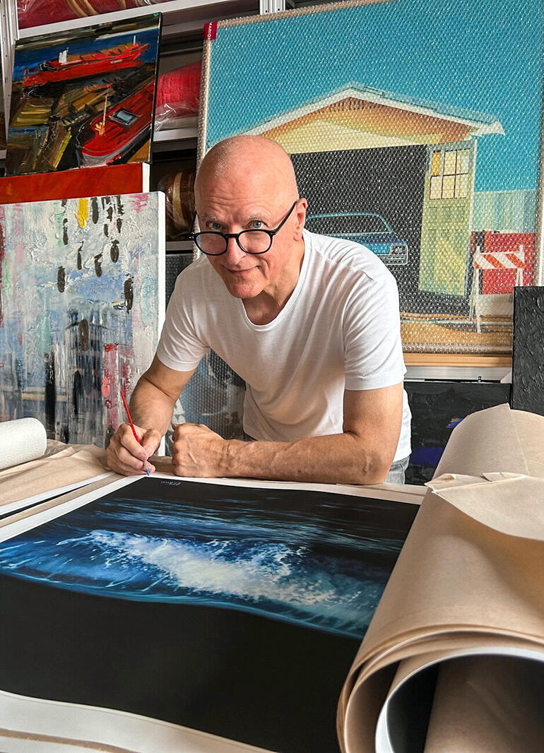 Künstler Jean-Pierre Kunkel arbeitet in seinem Atelier an einem großformatigen Druck.