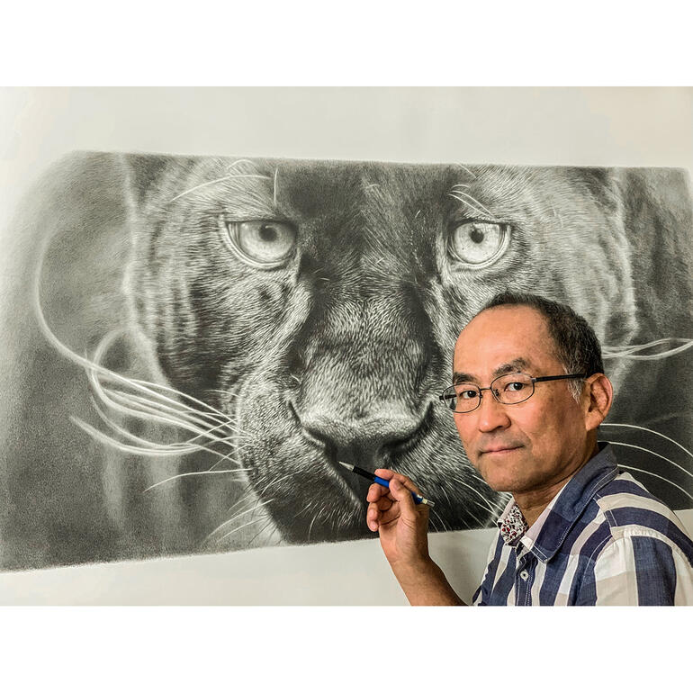 Koshi Takagi Künstler Koshi Takagi arbeitet an Panterzeichnung