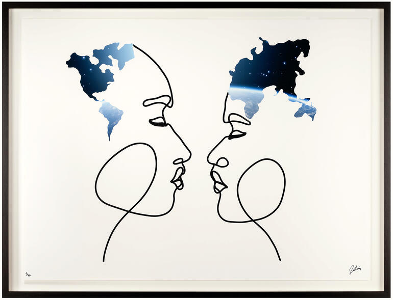 Kunstwerk mit zwei Gesichtern, die eine friedliche Verbindung zeigen.